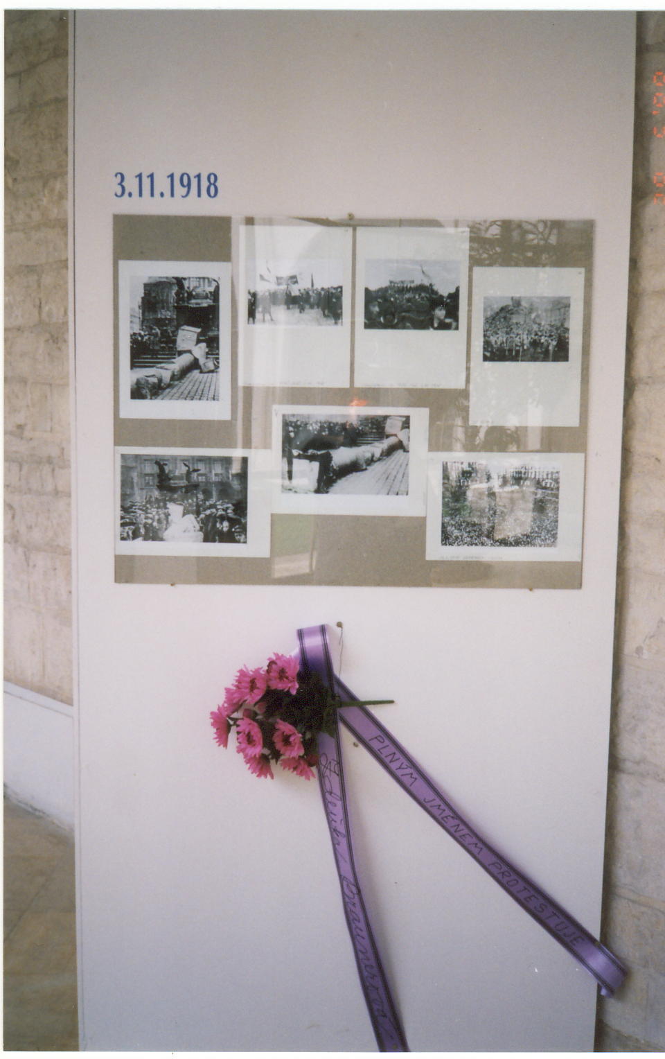 vystava-1998-panel-se-stuhou.jpg