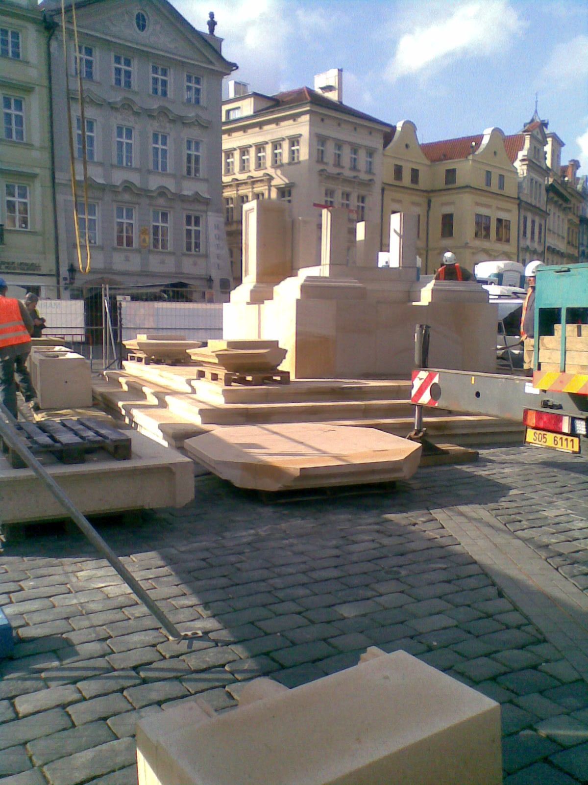 sanktuar---vnitrni-jadro-6---skladani-vnejsich-kamenu.jpg
