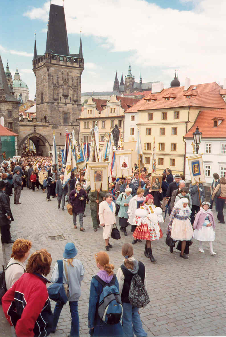 Mariánská pout 2003 Karlův most.jpg