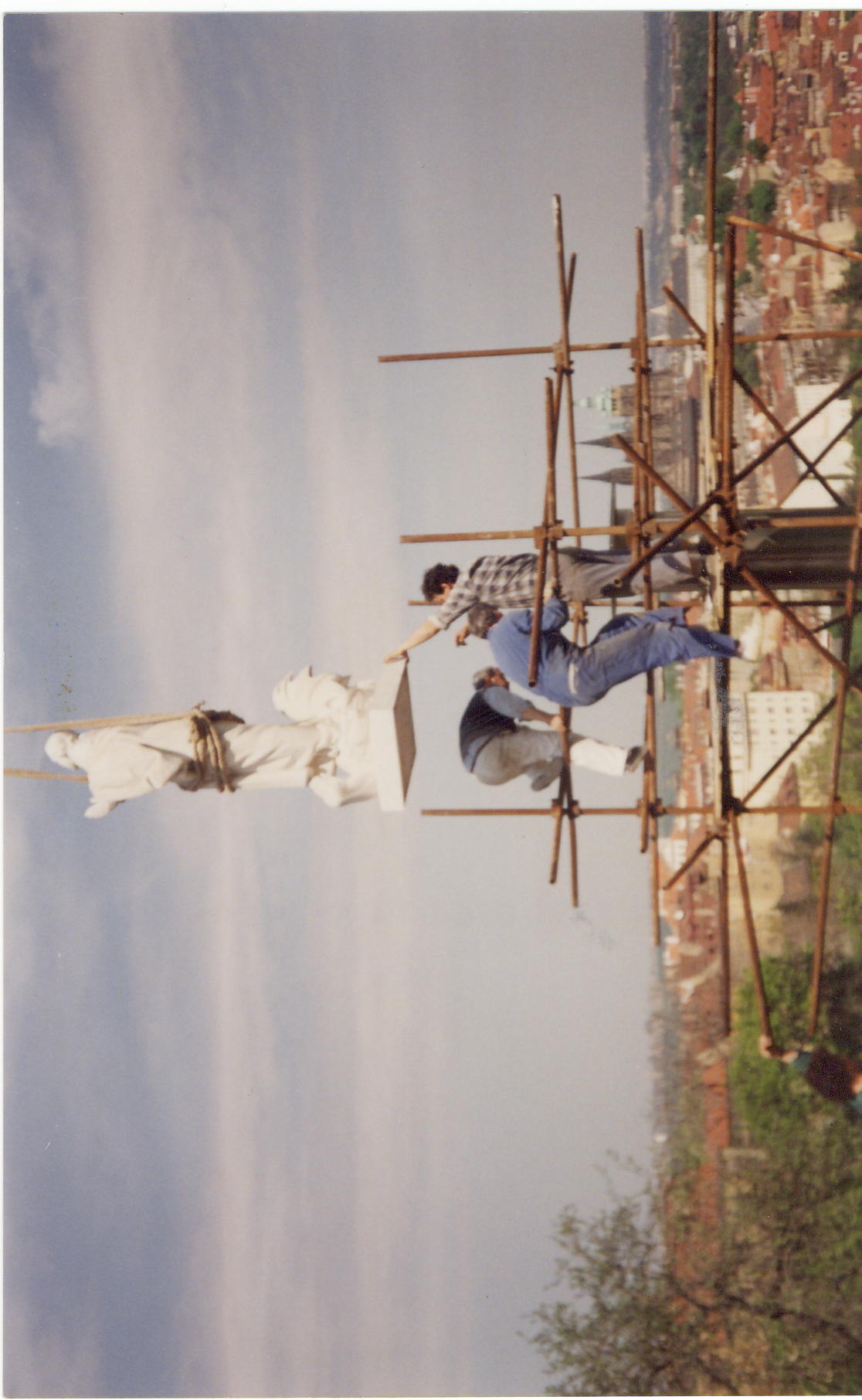 PM z exilu osazování sochy lešení 1994.jpg