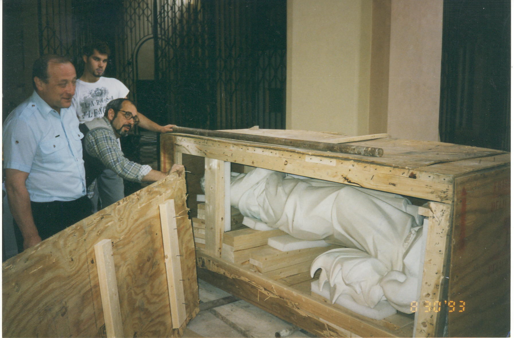PM z exilu otevřená transportní bedna basilika 1993.jpg