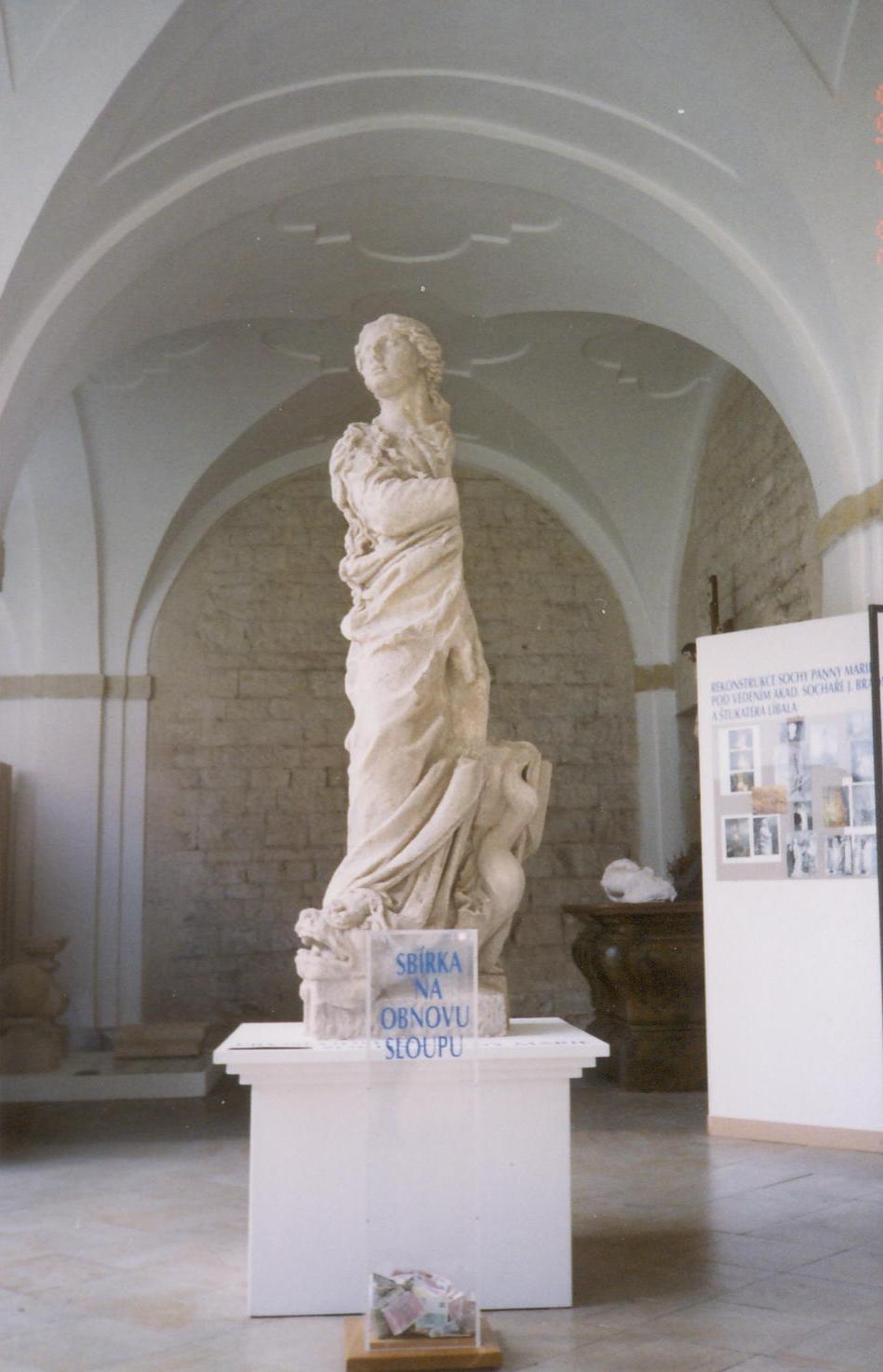 Výstava 1998 sádrový odlitek sochy PM1.jpg